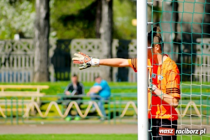 Zdjęcie w galerii na portalu naszraciborz.pl: Dwa oblicza Ikara. Strzały z dystansu sposobem na kuźniańską Stal wiadomości z regionu