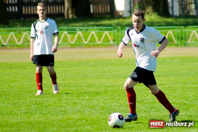 Zdjęcie w galerii na portalu naszraciborz.pl: Dwa oblicza Ikara. Strzały z dystansu sposobem na kuźniańską Stal wiadomości z regionu