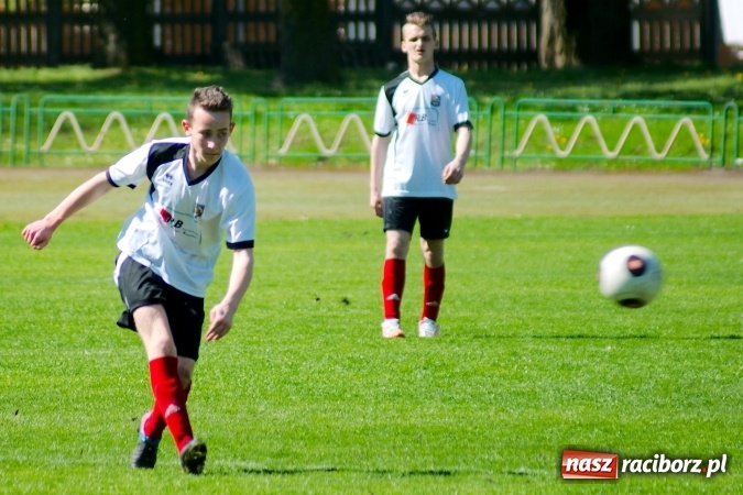 Zdjęcie w galerii na portalu naszraciborz.pl: Dwa oblicza Ikara. Strzały z dystansu sposobem na kuźniańską Stal wiadomości z regionu