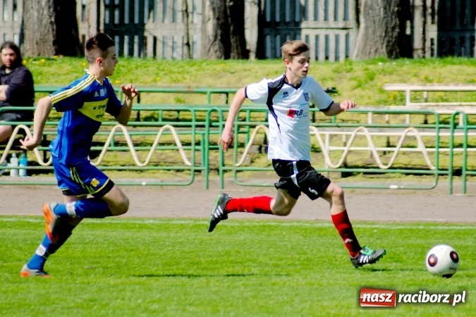 Zdjęcie w galerii na portalu naszraciborz.pl: Dwa oblicza Ikara. Strzały z dystansu sposobem na kuźniańską Stal wiadomości z regionu