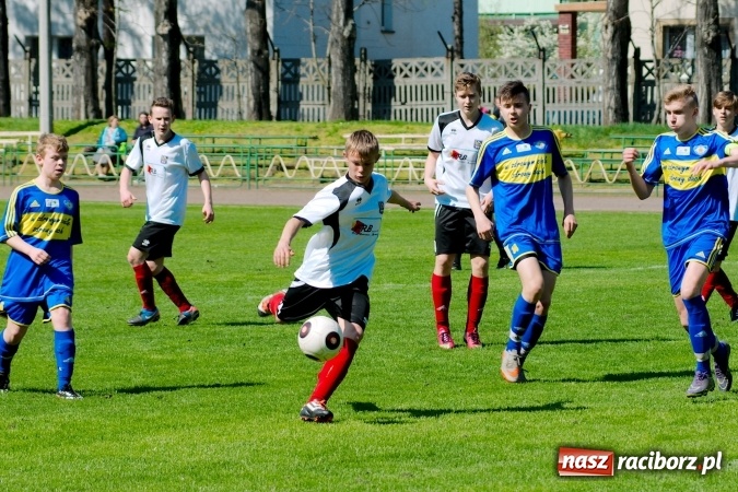 Zdjęcie w galerii na portalu naszraciborz.pl: Dwa oblicza Ikara. Strzały z dystansu sposobem na kuźniańską Stal wiadomości z regionu