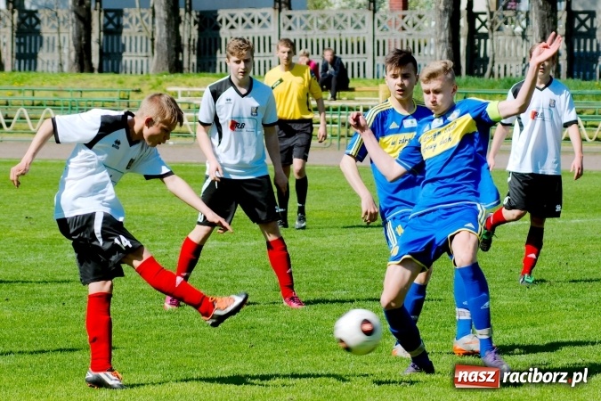 Zdjęcie w galerii na portalu naszraciborz.pl: Dwa oblicza Ikara. Strzały z dystansu sposobem na kuźniańską Stal wiadomości z regionu