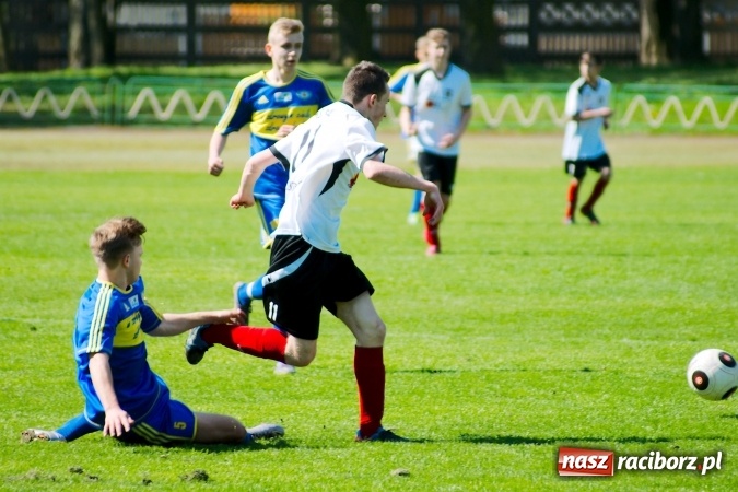 Zdjęcie w galerii na portalu naszraciborz.pl: Dwa oblicza Ikara. Strzały z dystansu sposobem na kuźniańską Stal wiadomości z regionu