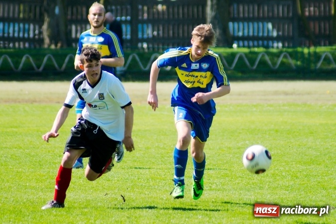 Zdjęcie w galerii na portalu naszraciborz.pl: Dwa oblicza Ikara. Strzały z dystansu sposobem na kuźniańską Stal wiadomości z regionu