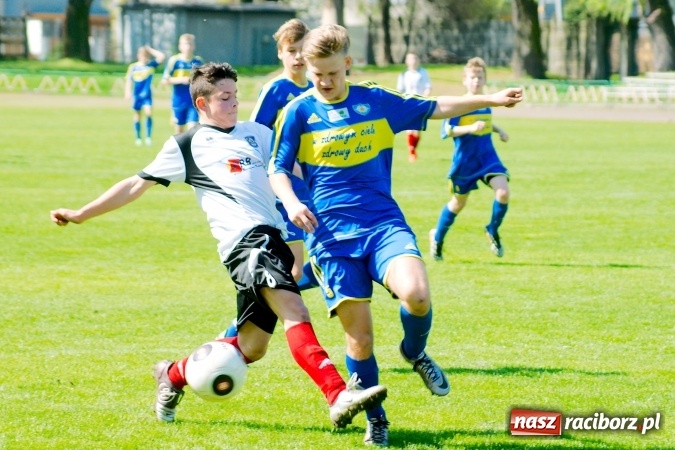 Zdjęcie w galerii na portalu naszraciborz.pl: Dwa oblicza Ikara. Strzały z dystansu sposobem na kuźniańską Stal wiadomości z regionu