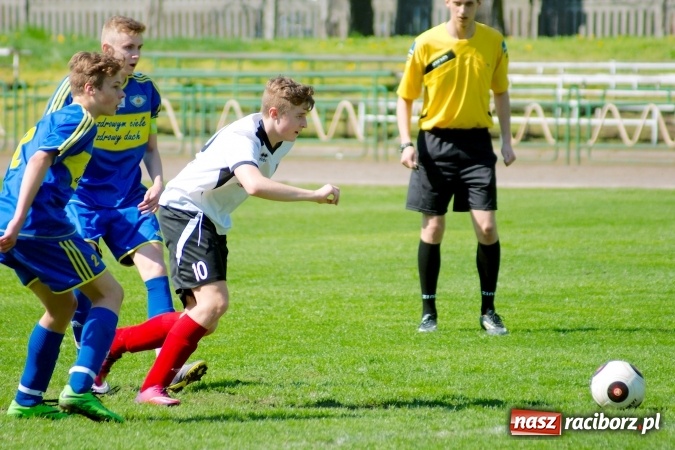 Zdjęcie w galerii na portalu naszraciborz.pl: Dwa oblicza Ikara. Strzały z dystansu sposobem na kuźniańską Stal wiadomości z regionu
