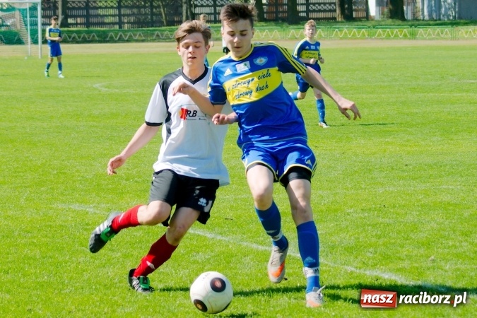 Zdjęcie w galerii na portalu naszraciborz.pl: Dwa oblicza Ikara. Strzały z dystansu sposobem na kuźniańską Stal wiadomości z regionu