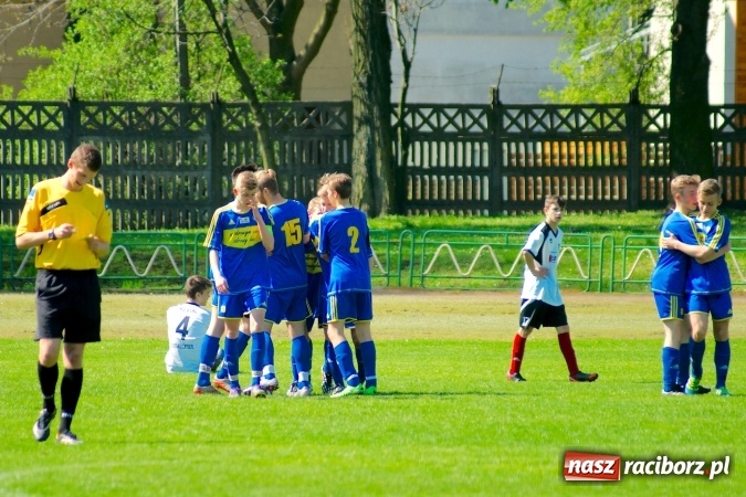 Zdjęcie w galerii na portalu naszraciborz.pl: Dwa oblicza Ikara. Strzały z dystansu sposobem na kuźniańską Stal wiadomości z regionu