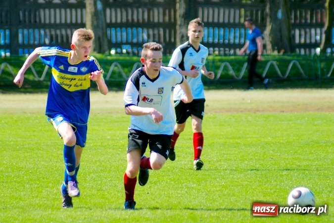 Zdjęcie w galerii na portalu naszraciborz.pl: Dwa oblicza Ikara. Strzały z dystansu sposobem na kuźniańską Stal wiadomości z regionu