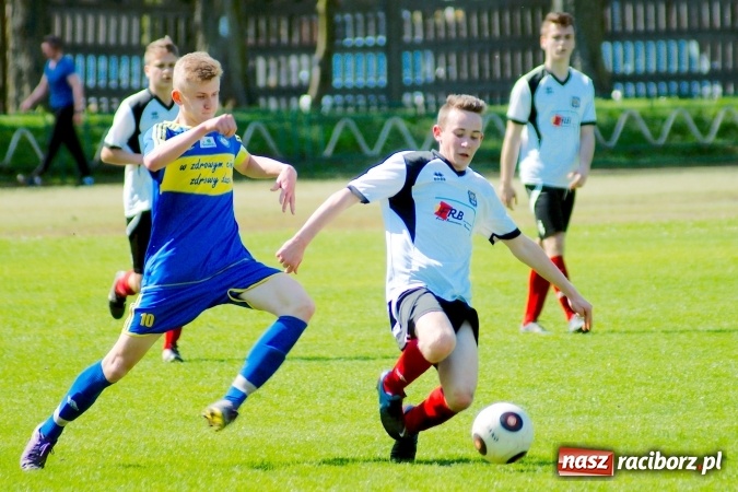 Zdjęcie w galerii na portalu naszraciborz.pl: Dwa oblicza Ikara. Strzały z dystansu sposobem na kuźniańską Stal wiadomości z regionu