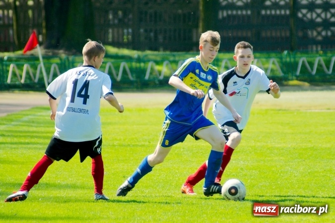 Zdjęcie w galerii na portalu naszraciborz.pl: Dwa oblicza Ikara. Strzały z dystansu sposobem na kuźniańską Stal wiadomości z regionu