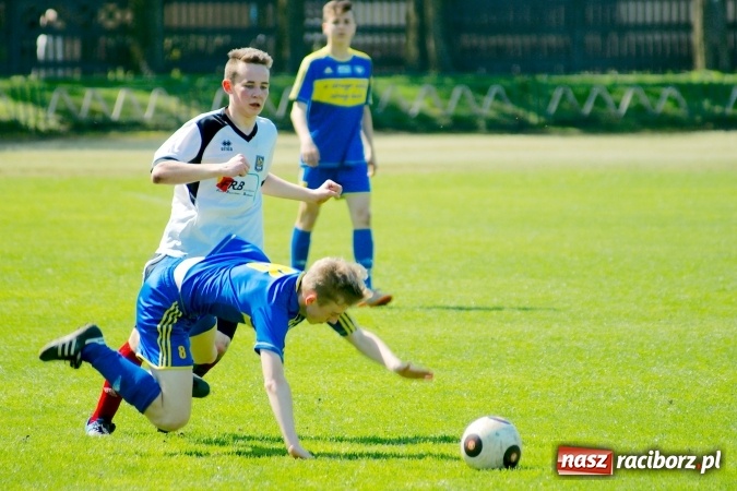 Zdjęcie w galerii na portalu naszraciborz.pl: Dwa oblicza Ikara. Strzały z dystansu sposobem na kuźniańską Stal wiadomości z regionu