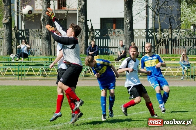 Zdjęcie w galerii na portalu naszraciborz.pl: Dwa oblicza Ikara. Strzały z dystansu sposobem na kuźniańską Stal wiadomości z regionu
