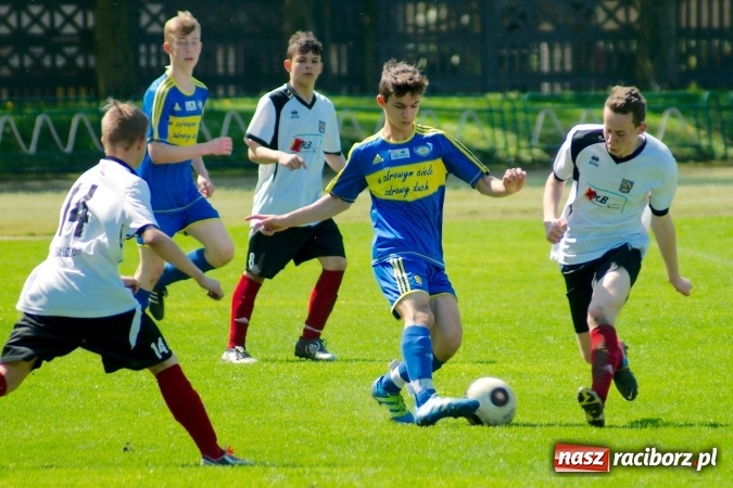 Zdjęcie w galerii na portalu naszraciborz.pl: Dwa oblicza Ikara. Strzały z dystansu sposobem na kuźniańską Stal wiadomości z regionu