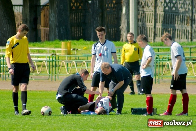 Zdjęcie w galerii na portalu naszraciborz.pl: Dwa oblicza Ikara. Strzały z dystansu sposobem na kuźniańską Stal wiadomości z regionu