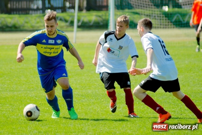 Zdjęcie w galerii na portalu naszraciborz.pl: Dwa oblicza Ikara. Strzały z dystansu sposobem na kuźniańską Stal wiadomości z regionu