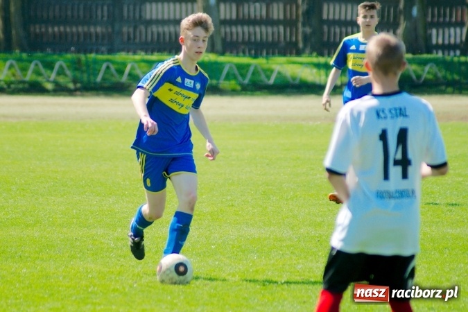 Zdjęcie w galerii na portalu naszraciborz.pl: Dwa oblicza Ikara. Strzały z dystansu sposobem na kuźniańską Stal wiadomości z regionu