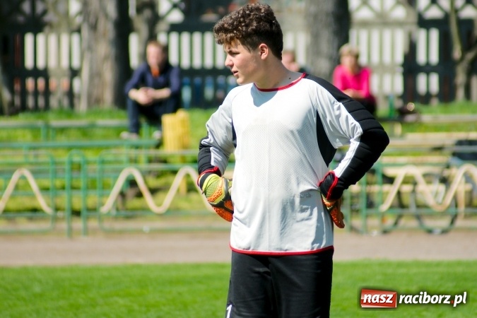 Zdjęcie w galerii na portalu naszraciborz.pl: Dwa oblicza Ikara. Strzały z dystansu sposobem na kuźniańską Stal wiadomości z regionu