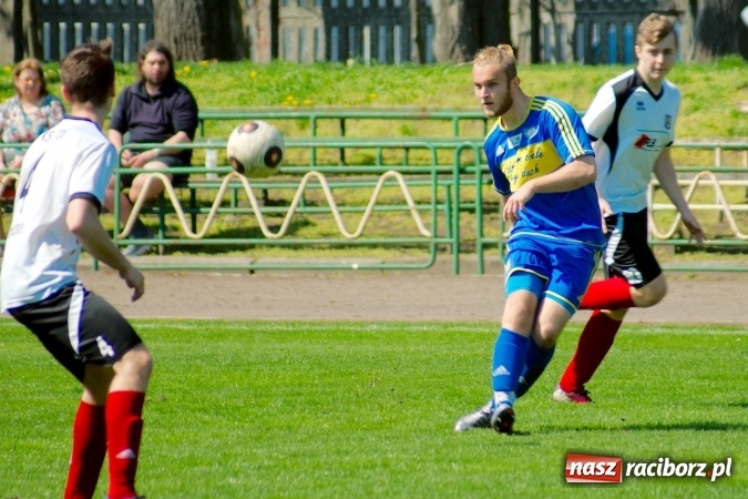 Zdjęcie w galerii na portalu naszraciborz.pl: Dwa oblicza Ikara. Strzały z dystansu sposobem na kuźniańską Stal wiadomości z regionu
