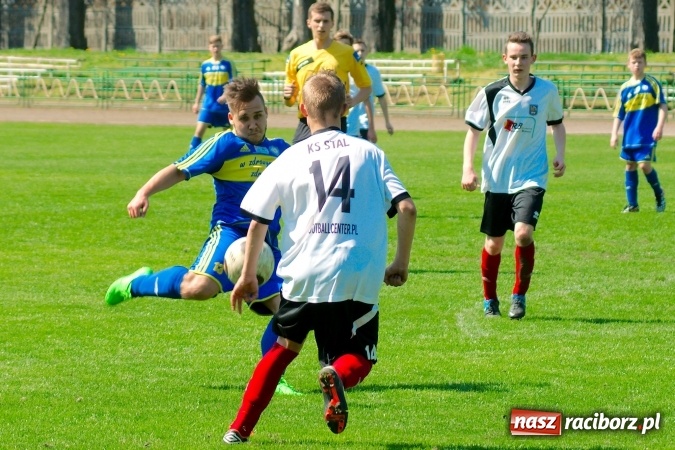 Zdjęcie w galerii na portalu naszraciborz.pl: Dwa oblicza Ikara. Strzały z dystansu sposobem na kuźniańską Stal wiadomości z regionu