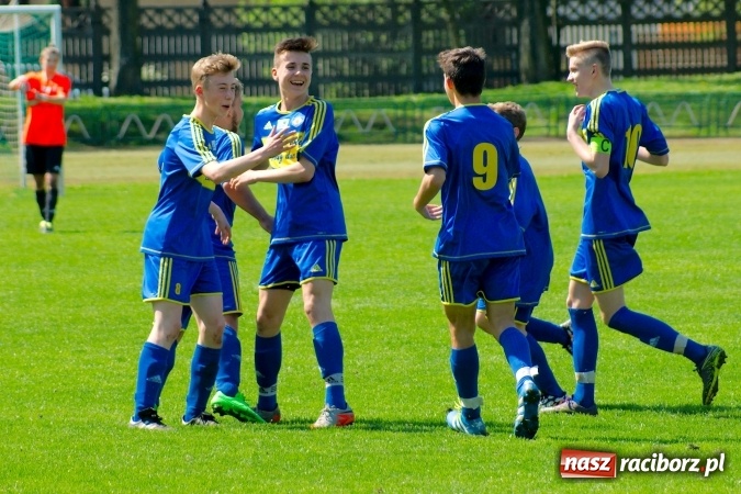 Zdjęcie w galerii na portalu naszraciborz.pl: Dwa oblicza Ikara. Strzały z dystansu sposobem na kuźniańską Stal wiadomości z regionu