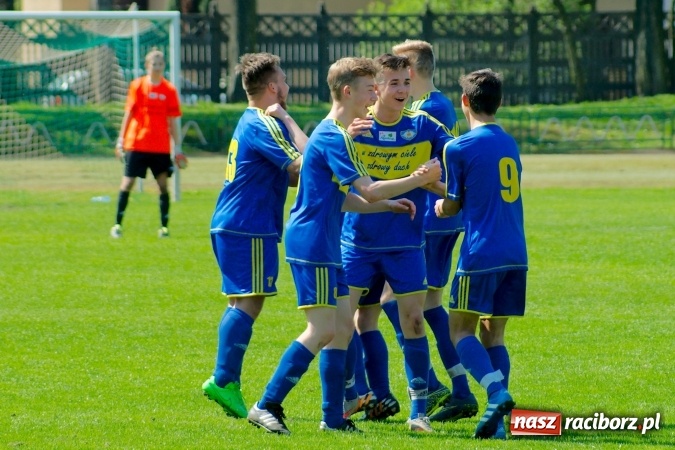 Zdjęcie w galerii na portalu naszraciborz.pl: Dwa oblicza Ikara. Strzały z dystansu sposobem na kuźniańską Stal wiadomości z regionu