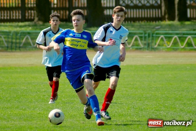 Zdjęcie w galerii na portalu naszraciborz.pl: Dwa oblicza Ikara. Strzały z dystansu sposobem na kuźniańską Stal wiadomości z regionu