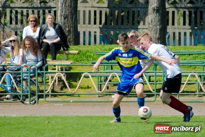 Zdjęcie w galerii na portalu naszraciborz.pl: Dwa oblicza Ikara. Strzały z dystansu sposobem na kuźniańską Stal wiadomości z regionu