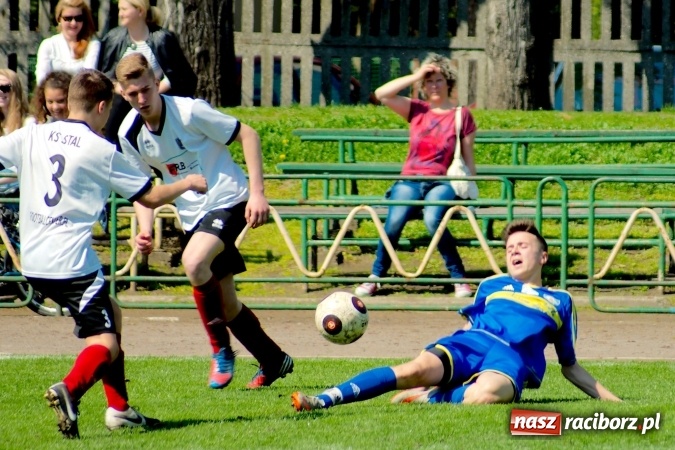 Zdjęcie w galerii na portalu naszraciborz.pl: Dwa oblicza Ikara. Strzały z dystansu sposobem na kuźniańską Stal wiadomości z regionu