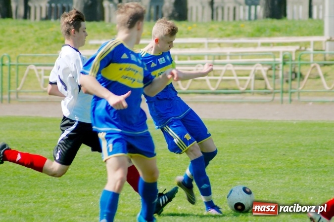 Zdjęcie w galerii na portalu naszraciborz.pl: Dwa oblicza Ikara. Strzały z dystansu sposobem na kuźniańską Stal wiadomości z regionu