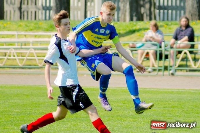 Zdjęcie w galerii na portalu naszraciborz.pl: Dwa oblicza Ikara. Strzały z dystansu sposobem na kuźniańską Stal wiadomości z regionu