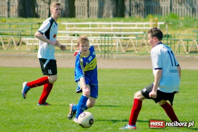 Zdjęcie w galerii na portalu naszraciborz.pl: Dwa oblicza Ikara. Strzały z dystansu sposobem na kuźniańską Stal wiadomości z regionu