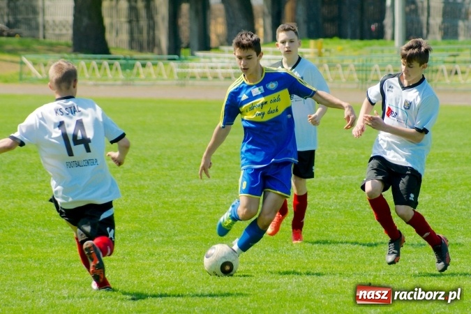 Zdjęcie w galerii na portalu naszraciborz.pl: Dwa oblicza Ikara. Strzały z dystansu sposobem na kuźniańską Stal wiadomości z regionu