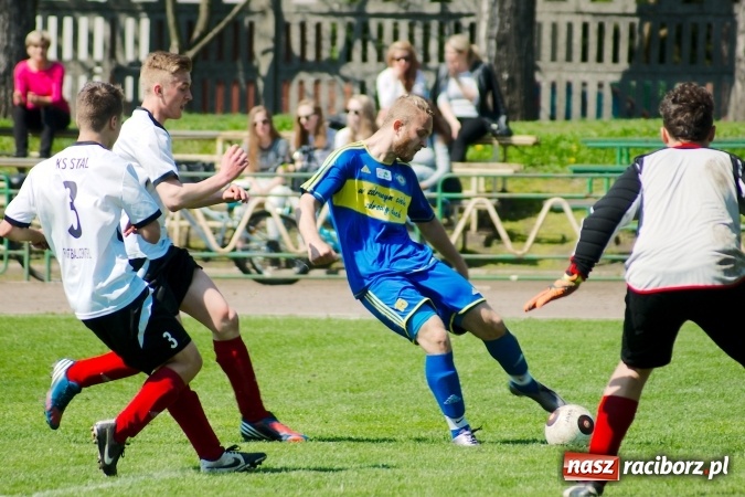 Zdjęcie w galerii na portalu naszraciborz.pl: Dwa oblicza Ikara. Strzały z dystansu sposobem na kuźniańską Stal wiadomości z regionu