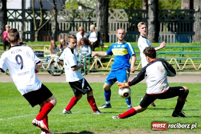 Zdjęcie w galerii na portalu naszraciborz.pl: Dwa oblicza Ikara. Strzały z dystansu sposobem na kuźniańską Stal wiadomości z regionu