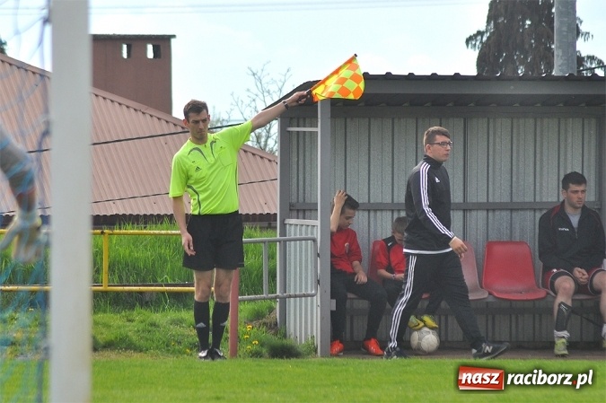 Zdjęcie w galerii na portalu naszraciborz.pl: Nie ma mocnych na Płomień Kobyla. Szesnaste zwycięstwo lidera B klasy wiadomości z regionu
