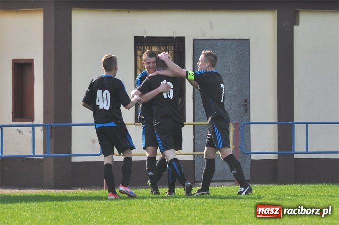 Zdjęcie w galerii na portalu naszraciborz.pl: Nie ma mocnych na Płomień Kobyla. Szesnaste zwycięstwo lidera B klasy wiadomości z regionu