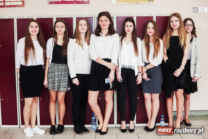 Zdjęcie w galerii na portalu naszraciborz.pl: Test gimnazjalny 2016. W G1 przy Kasprowicza podchodzą do niego na luzie wiadomości z regionu