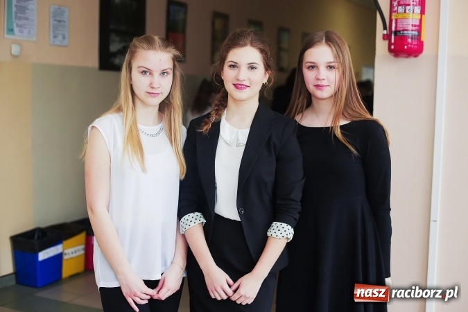 Zdjęcie w galerii na portalu naszraciborz.pl: Test gimnazjalny 2016. W G1 przy Kasprowicza podchodzą do niego na luzie wiadomości z regionu