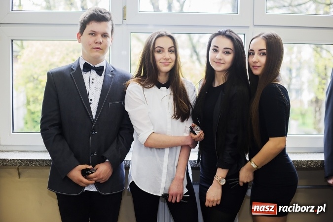 Zdjęcie w galerii na portalu naszraciborz.pl: Test gimnazjalny 2016. W G1 przy Kasprowicza podchodzą do niego na luzie wiadomości z regionu