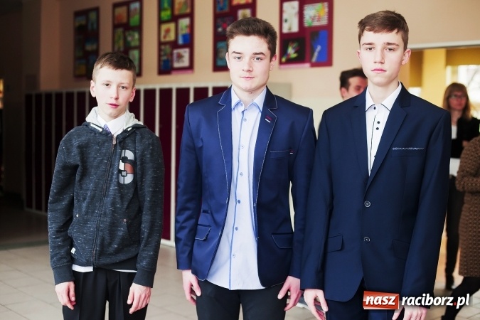 Zdjęcie w galerii na portalu naszraciborz.pl: Test gimnazjalny 2016. W G1 przy Kasprowicza podchodzą do niego na luzie wiadomości z regionu