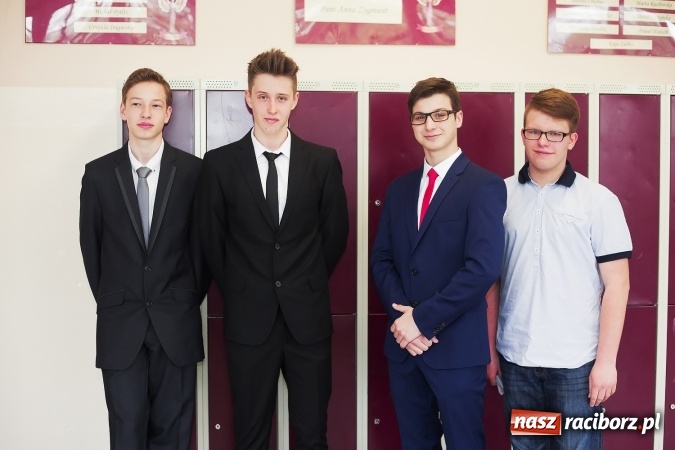 Zdjęcie w galerii na portalu naszraciborz.pl: Test gimnazjalny 2016. W G1 przy Kasprowicza podchodzą do niego na luzie wiadomości z regionu