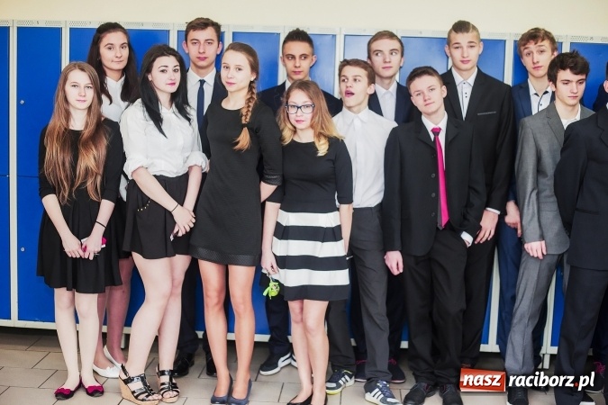 Zdjęcie w galerii na portalu naszraciborz.pl: Test gimnazjalny 2016. W G1 przy Kasprowicza podchodzą do niego na luzie wiadomości z regionu