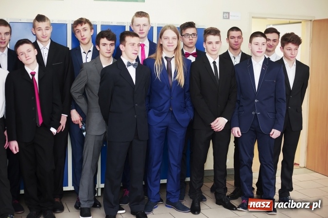 Zdjęcie w galerii na portalu naszraciborz.pl: Test gimnazjalny 2016. W G1 przy Kasprowicza podchodzą do niego na luzie wiadomości z regionu