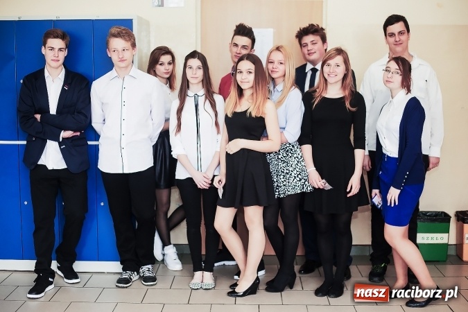 Zdjęcie w galerii na portalu naszraciborz.pl: Test gimnazjalny 2016. W G1 przy Kasprowicza podchodzą do niego na luzie wiadomości z regionu