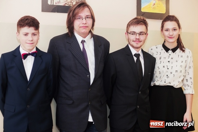 Zdjęcie w galerii na portalu naszraciborz.pl: Test gimnazjalny 2016. W G1 przy Kasprowicza podchodzą do niego na luzie wiadomości z regionu