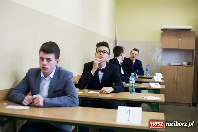 Zdjęcie w galerii na portalu naszraciborz.pl: Test gimnazjalny 2016. W G1 przy Kasprowicza podchodzą do niego na luzie wiadomości z regionu
