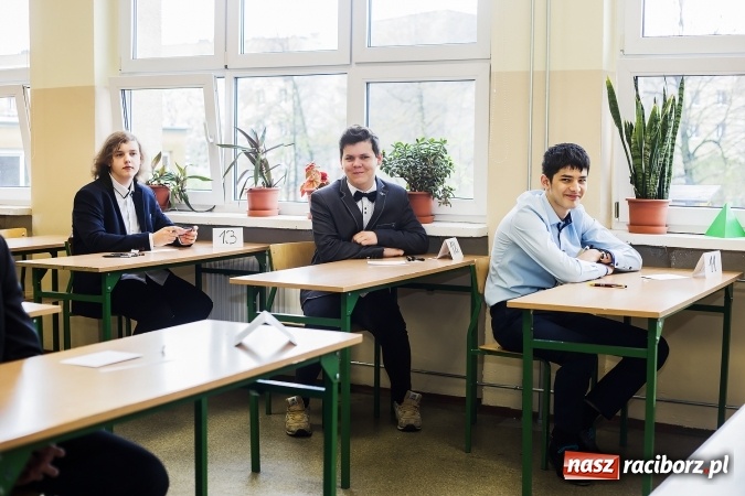 Zdjęcie w galerii na portalu naszraciborz.pl: Test gimnazjalny 2016. W G1 przy Kasprowicza podchodzą do niego na luzie wiadomości z regionu