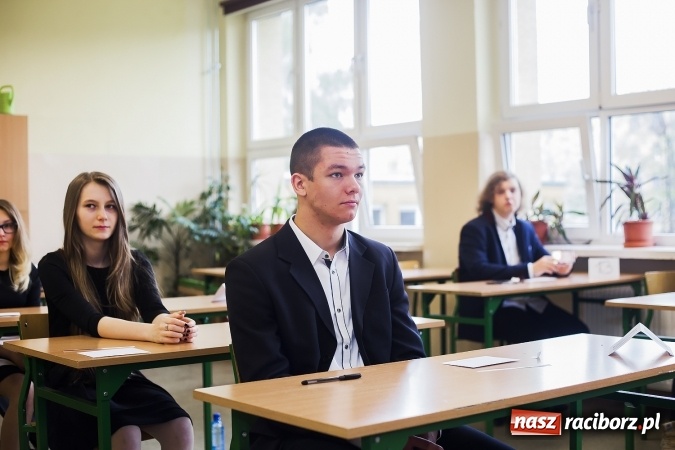 Zdjęcie w galerii na portalu naszraciborz.pl: Test gimnazjalny 2016. W G1 przy Kasprowicza podchodzą do niego na luzie wiadomości z regionu