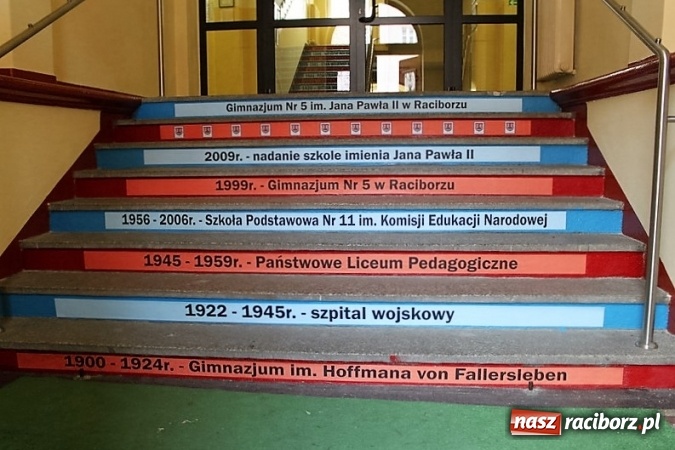 Zdjęcie w galerii na portalu naszraciborz.pl: Schody w Gimnazjum nr 5 zyskały nową funkcję  wiadomości z regionu
